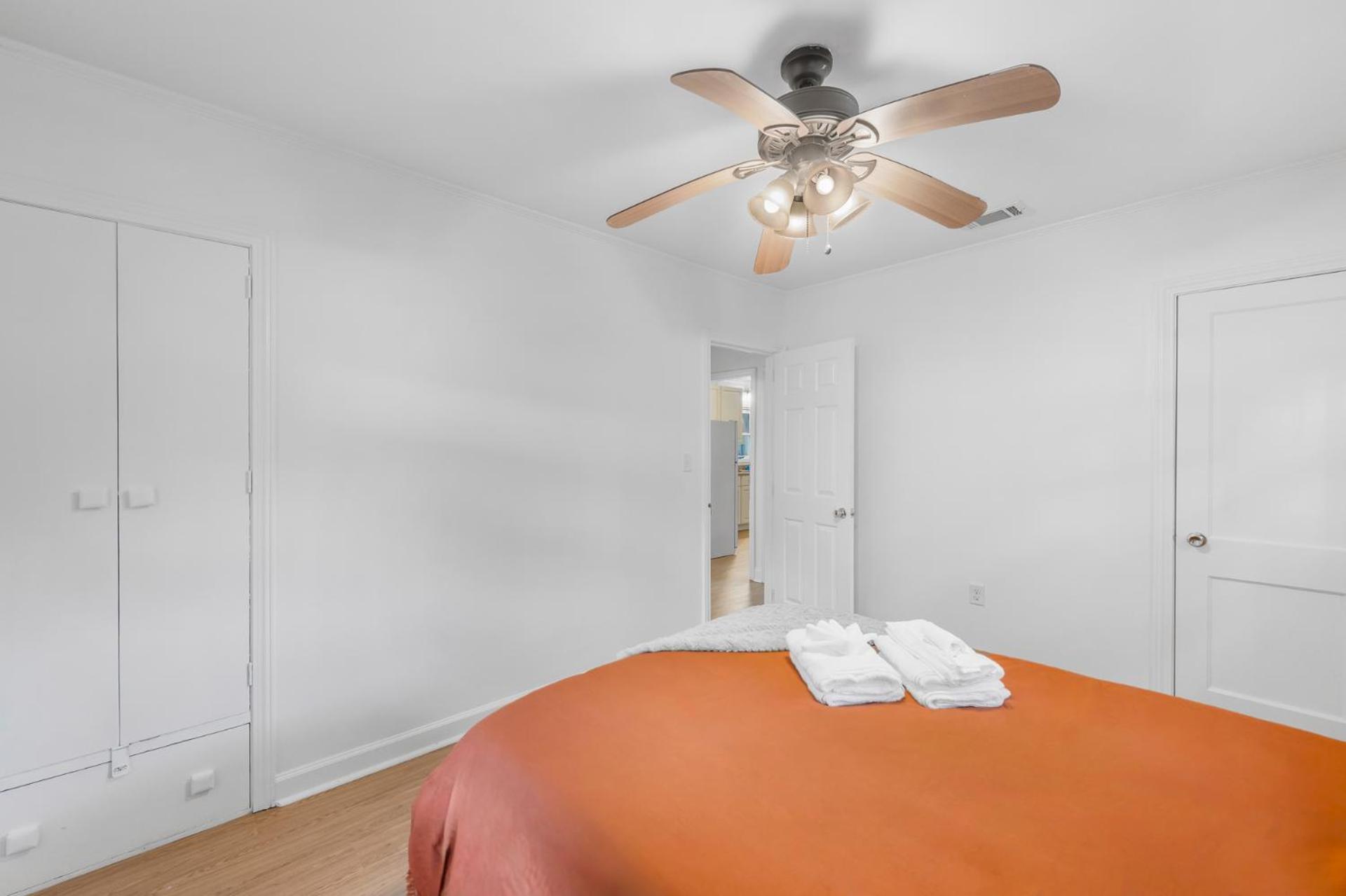 Southern Charm Getaway- 3br In Park Circle Apartment *